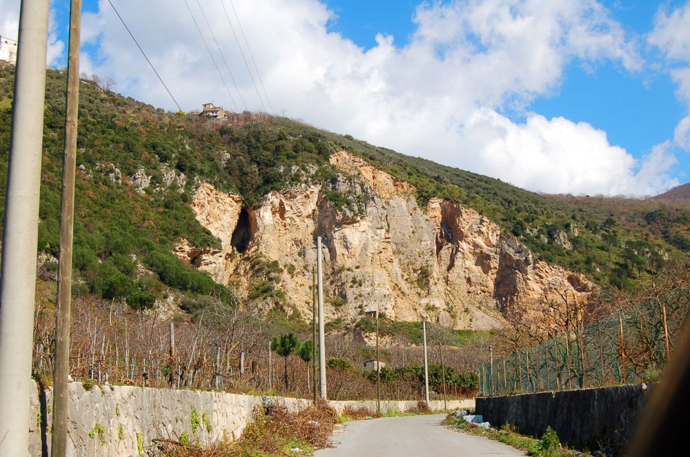 Sito di stoccaggio non autorizzato. Carabinieri sequestrano la Cava Ajello