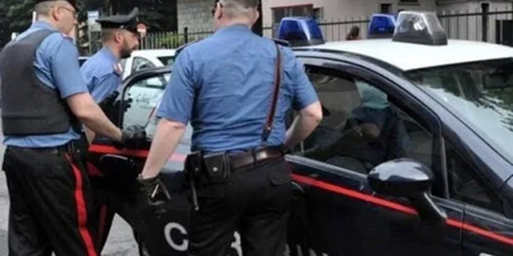 Striano, folle inseguimento in paese: travolta un'utilitaria, Carabinieri arrestano un 51enne