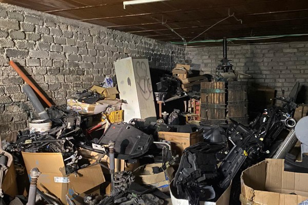 Auto rubate e cannibalizzate in un capannone abusivo: una centrale dell'illecito scoperta a Palma Campania