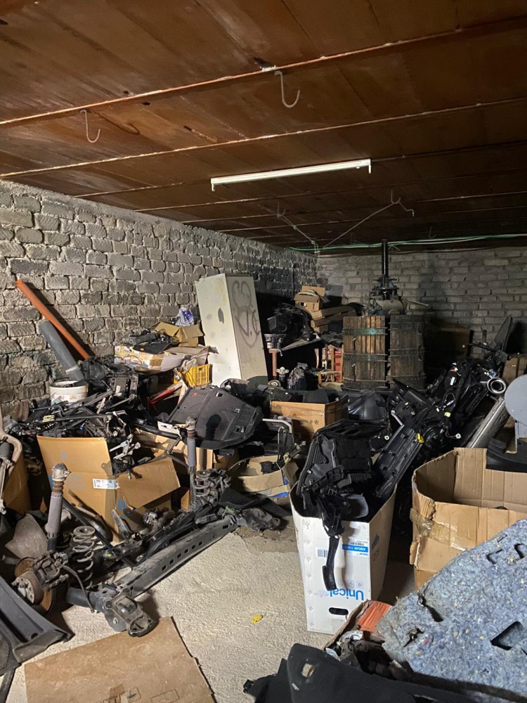 Auto rubate e cannibalizzate in un capannone abusivo: una centrale dell'illecito scoperta a Palma Campania