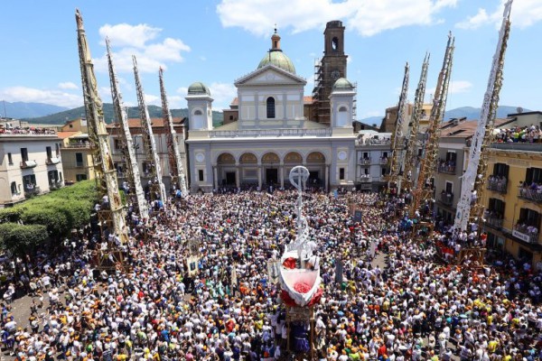 Per la prima volta le preghiere saliranno sulla Barca: Nola scrive un nuovo capitolo della Festa dei Gigli