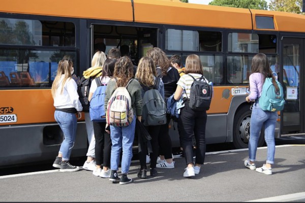 Trasporti, da domani abbonamenti gratuiti per gli studenti