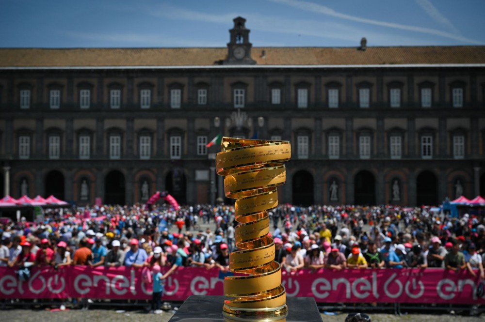 Il Giro d’Italia per la quinta volta consecutiva racconterà al mondo le bellezze di Napoli: dalla Città Metropolitana di Napoli 2,2 milioni per le strade