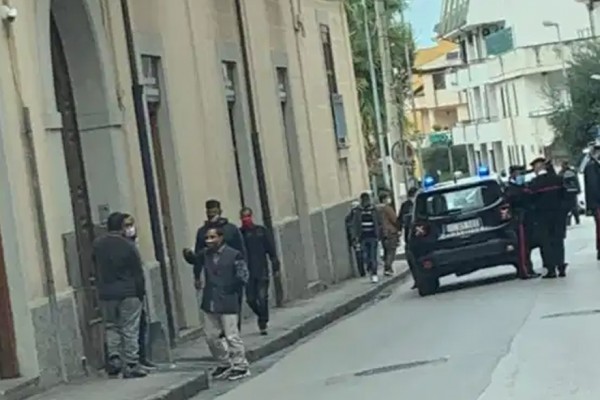 Palma Campania, bengalese accusa un malore e muore in strada
