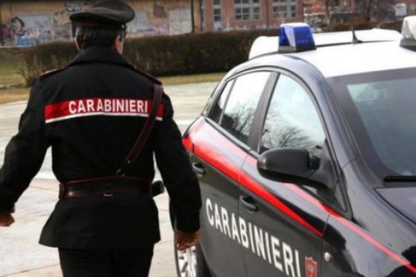 Rapinano colpendo la vittima con una cintura e puntando un'arma. Carabinieri eseguono misura a carico di 2 giovanissimi