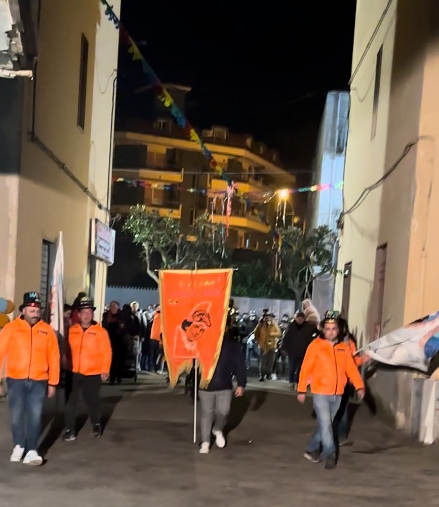 Il Carnevale entra nelle case di Palma: festa grande per il Passo a palazzo Ferrara