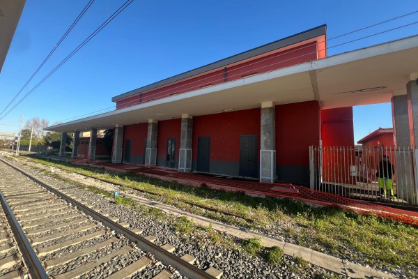 Lancio di sassi e vetrate in frantumi: la stazione presa di mira dai vandali