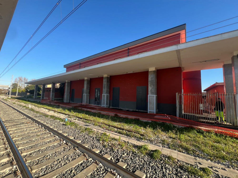 Lancio di sassi e vetrate in frantumi: la stazione presa di mira dai vandali