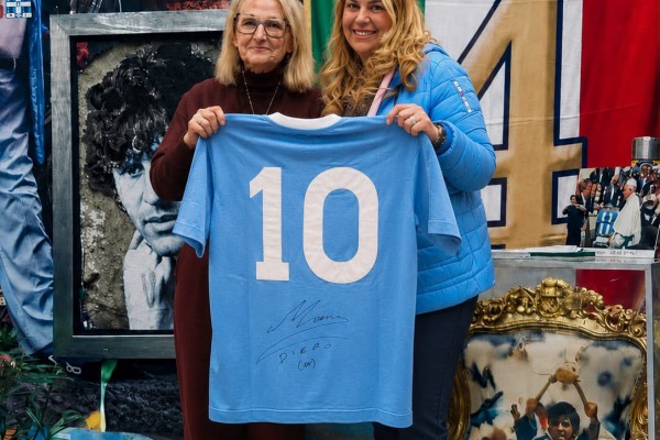 Maradona e il mito: il libro che restituisce al “genio” la sua passione accecante per il calcio