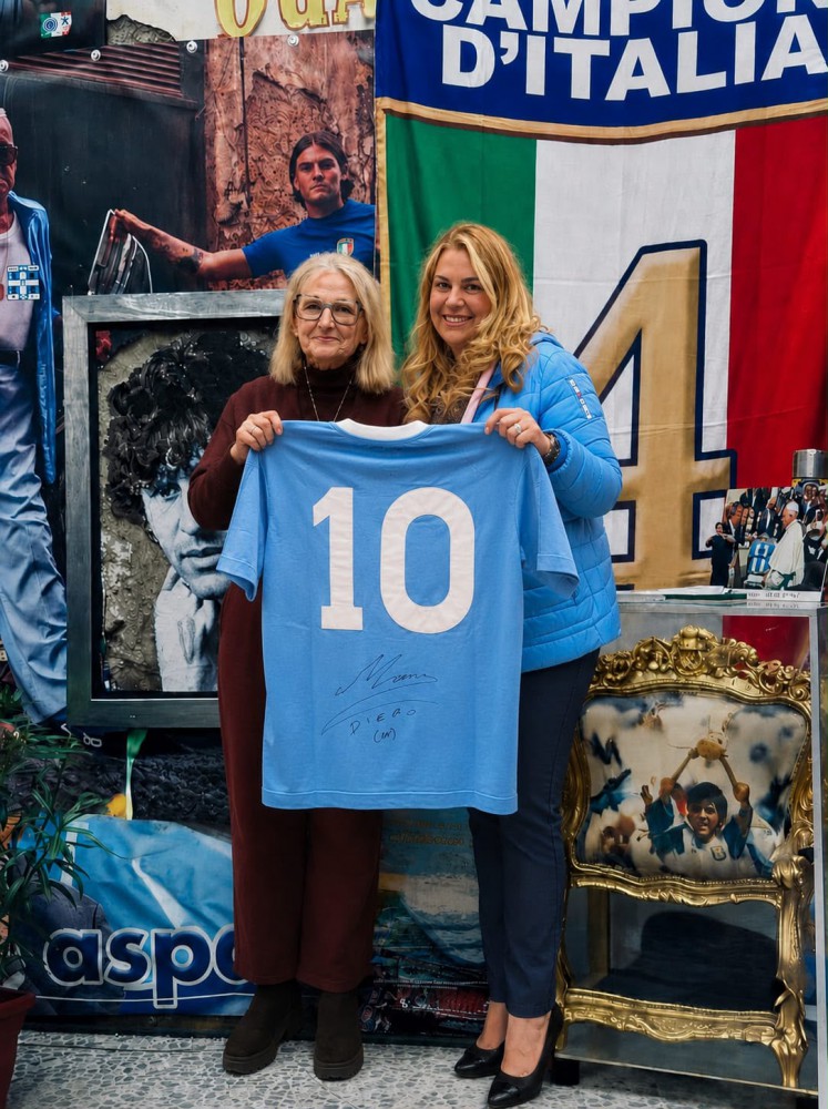 Maradona e il mito: il libro che restituisce al “genio” la sua passione accecante per il calcio