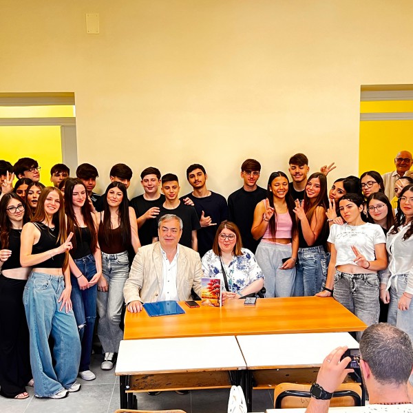 “Il profumo delle storie”: Angela Ciccone e la scrittura come medicina, presentata ai ragazzi del “Levi Montalcini – Ferraris” 