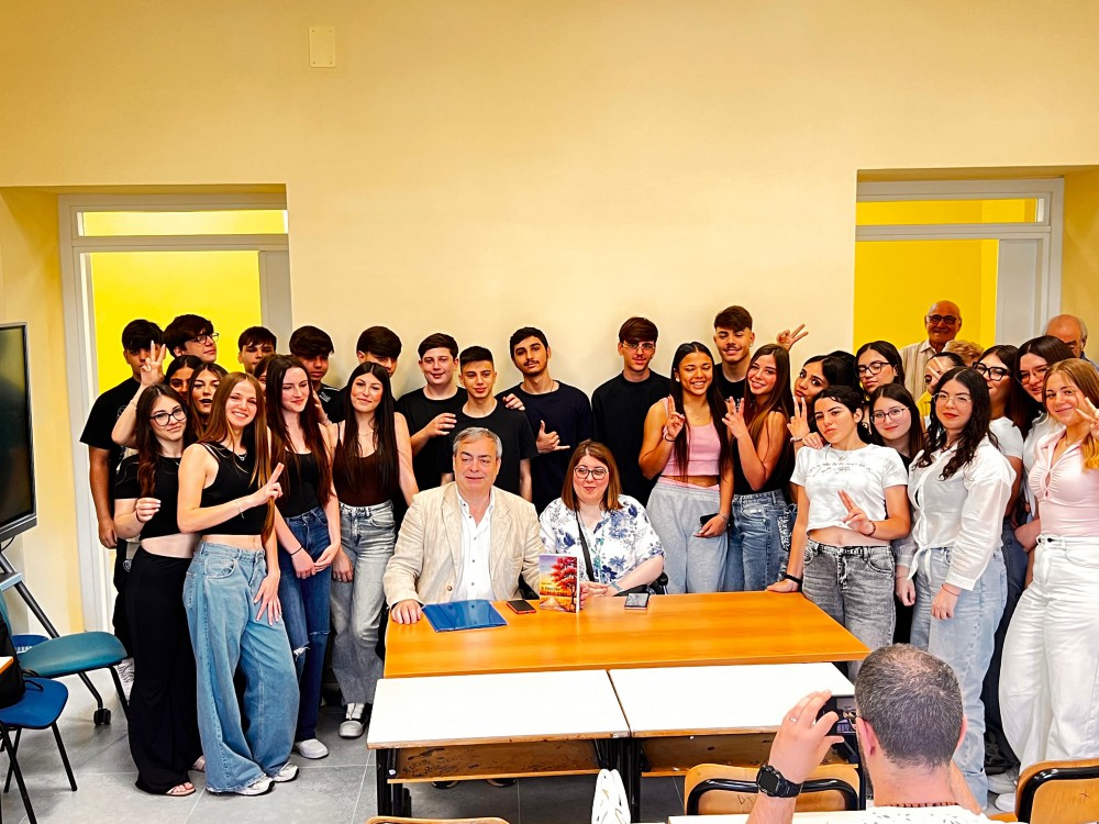 “Il profumo delle storie”: Angela Ciccone e la scrittura come medicina, presentata ai ragazzi del “Levi Montalcini – Ferraris” 