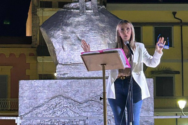 La Fiera di... Quann'ero piccerella: Stefania Guarracino incanta piazza Margherita