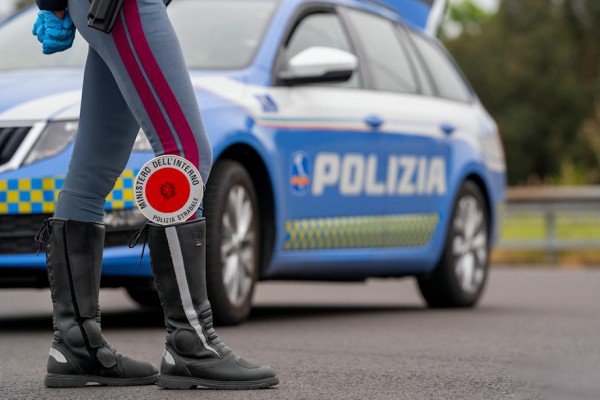 Non si fermano all’alt: arrestato un 18enne dalla Polizia di Stato