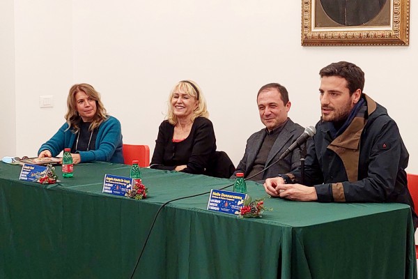 "Un libro sotto l'albero" : la giornalista e scrittrice Cinzia Tani travolge  il pubblico con "Mia per sempre".