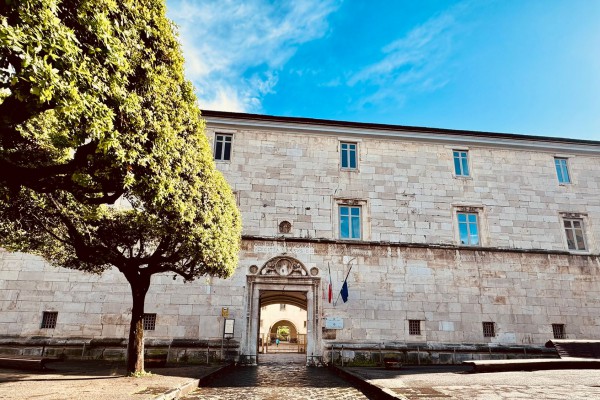 Truffa continuata, infedele patrocinio nonché di falsità materiale commessa da privato: avvocato del Foro di Nola finisce agli arresti domiciliari