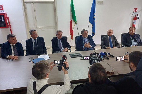 Terra dei Fuochi: firmato l'Accordo di collaborazione per la rimozione dei rifiuti abbandonati lungo le strade provinciali