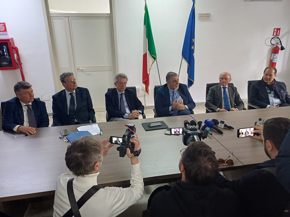 Terra dei Fuochi: firmato l'Accordo di collaborazione per la rimozione dei rifiuti abbandonati lungo le strade provinciali