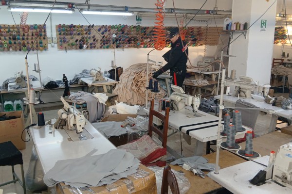 SAN GENNARO VESUVIANO: 76 operai stipati in una palazzina-opificio. 3 piani di degrado, nessuna autorizzazione. 11 persone denunciate dai Carabinieri