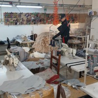 SAN GENNARO VESUVIANO: 76 operai stipati in una palazzina-opificio. 3 piani di degrado, nessuna autorizzazione. 11 persone denunciate dai Carabinieri