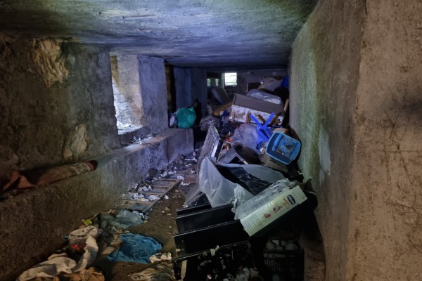Palma Campania, scoperta discarica abusiva in un seminterrato condominiale.