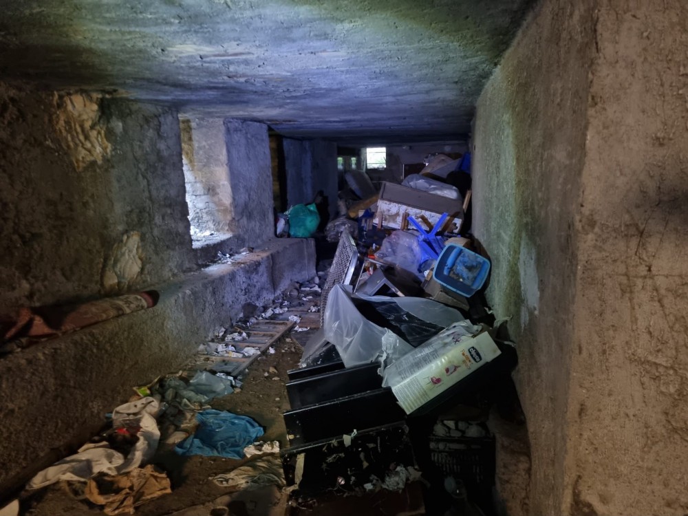 Palma Campania, scoperta discarica abusiva in un seminterrato condominiale.