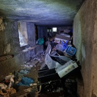 Palma Campania, scoperta discarica abusiva in un seminterrato condominiale.
