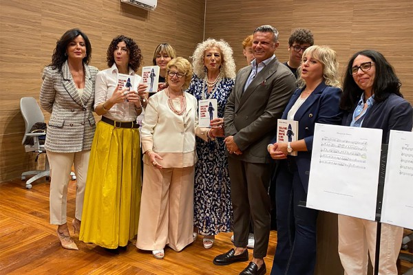 Cimitile applaude “Raccontami di TE”: il successo è l’amore per la vita che vince sul dolore