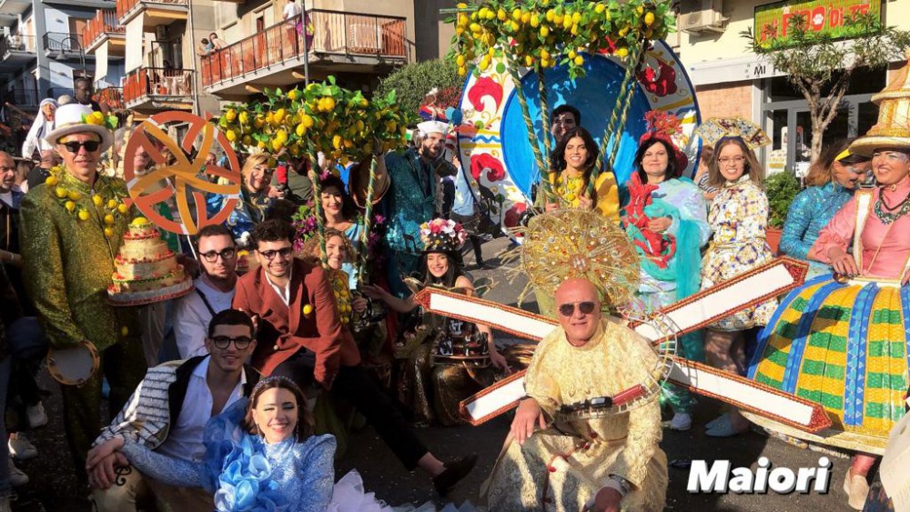 Show al Gran Carnevale Maiorese: i Gaudenti danno spettacolo in Costiera Amalfitana