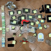 Blitz anti-droga dei Carabinieri tra armi e denaro: un’intera famiglia indagata