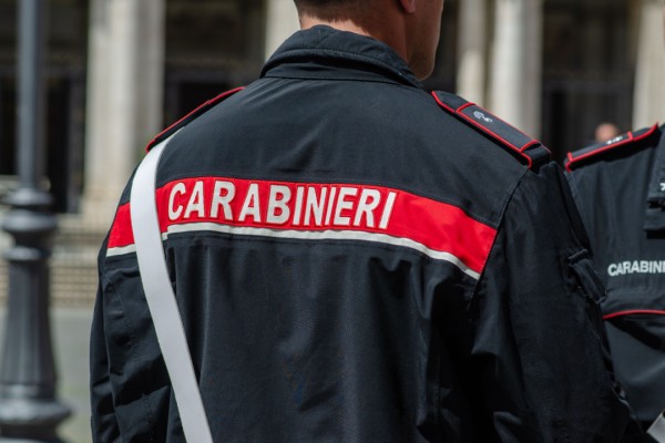 Maltrattamento di animali, un cucciolo senza zampa e ferita infetta, uno morto e altri cani stipati in box minuscoli: 53enne denunciato dai Carabinieri