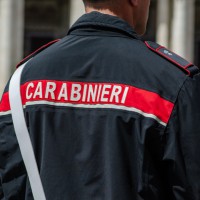 Maltrattamento di animali, un cucciolo senza zampa e ferita infetta, uno morto e altri cani stipati in box minuscoli: 53enne denunciato dai Carabinieri