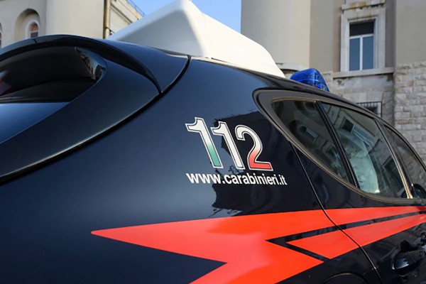 Prima picchia la compagna, poi chiede "rispetto" ai Carabinieri intervenuti