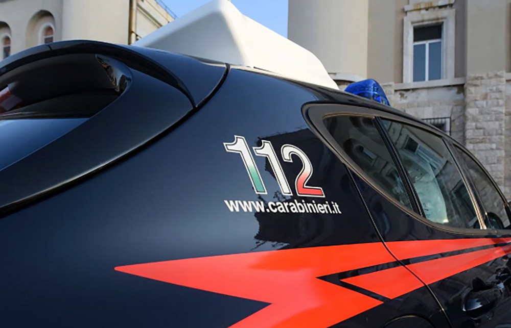 Prima picchia la compagna, poi chiede "rispetto" ai Carabinieri intervenuti