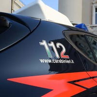 Prima picchia la compagna, poi chiede "rispetto" ai Carabinieri intervenuti