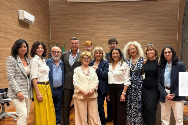 Cimitile applaude “Raccontami di TE”: il successo è l’amore per la vita che vince sul dolore