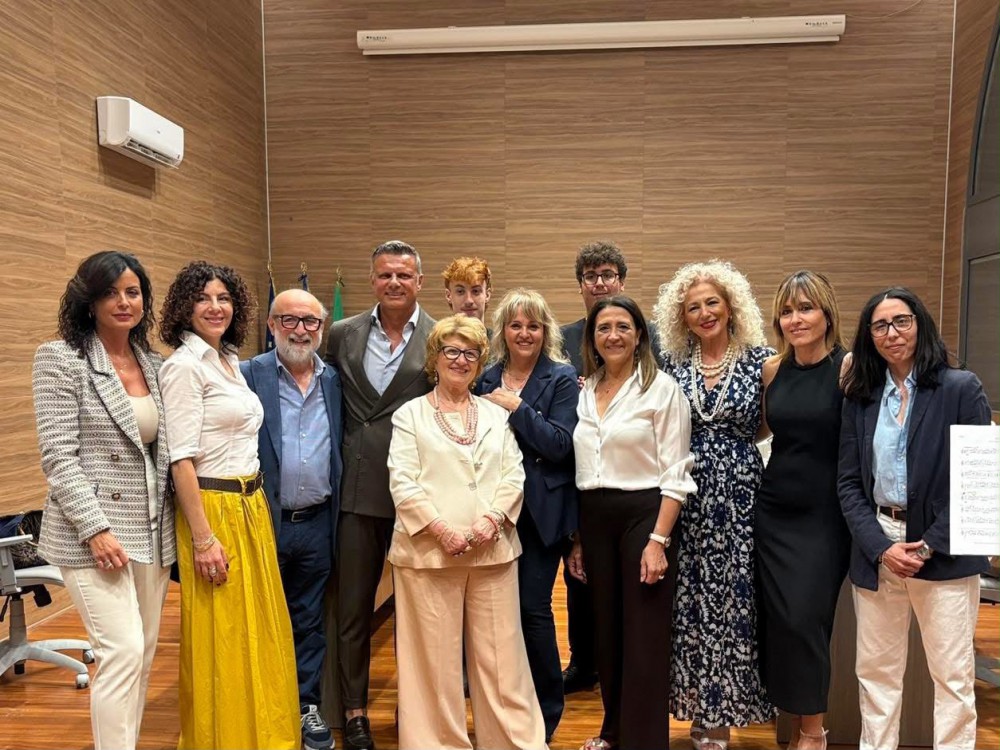 Cimitile applaude “Raccontami di TE”: il successo è l’amore per la vita che vince sul dolore