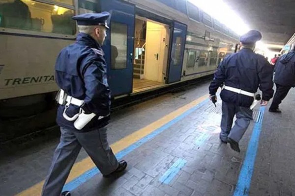 Utilizzano un passeggino e forzano il controllo per salire sul treno: coppia denunciata