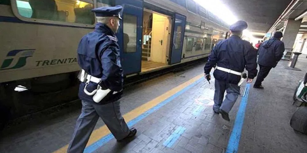 Utilizzano un passeggino e forzano il controllo per salire sul treno: coppia denunciata