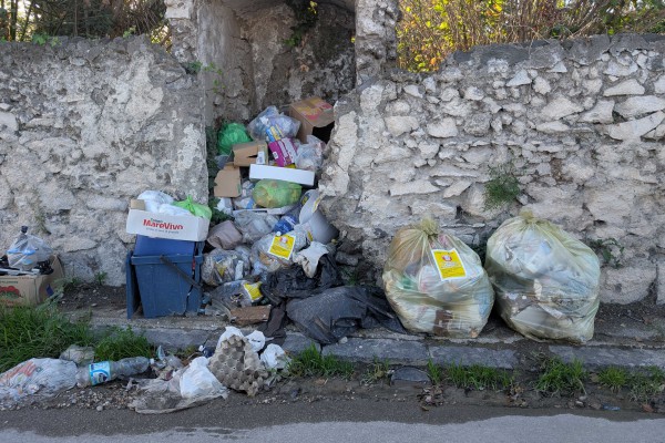 Terzigno, emergenza a Boccia al Mauro: la frazione sommersa dai rifiuti