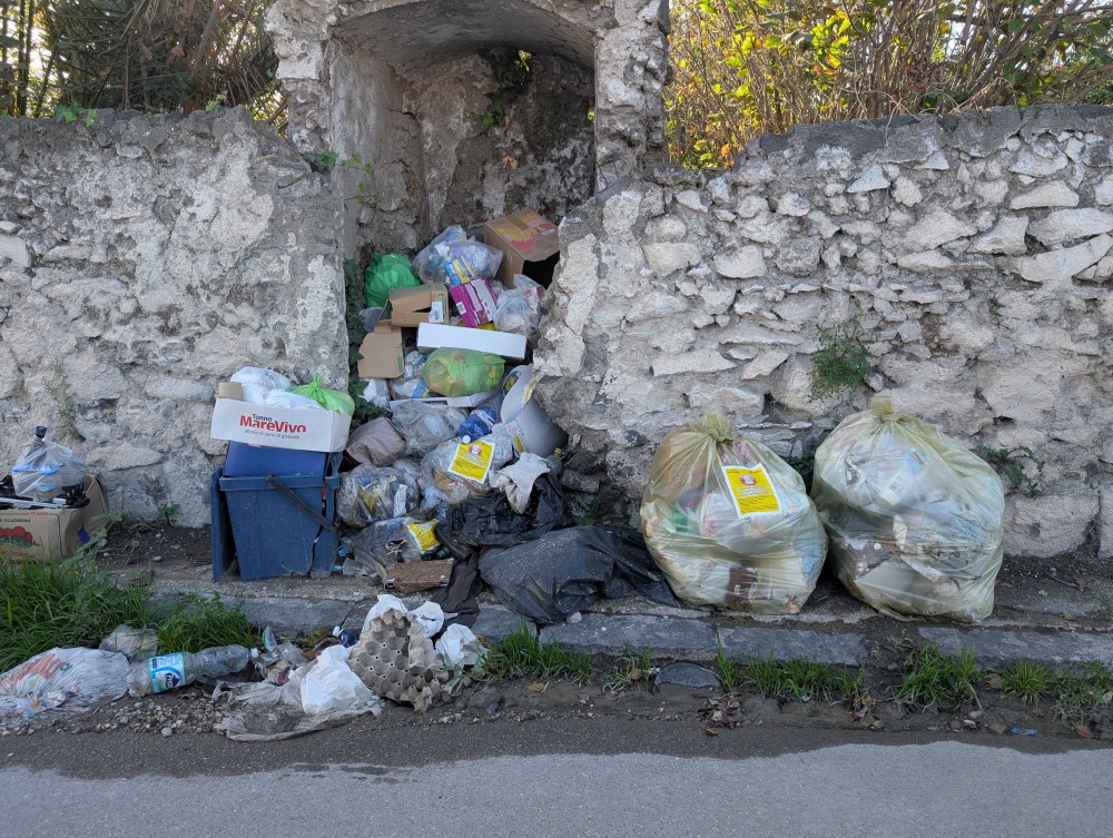 Terzigno, emergenza a Boccia al Mauro: la frazione sommersa dai rifiuti
