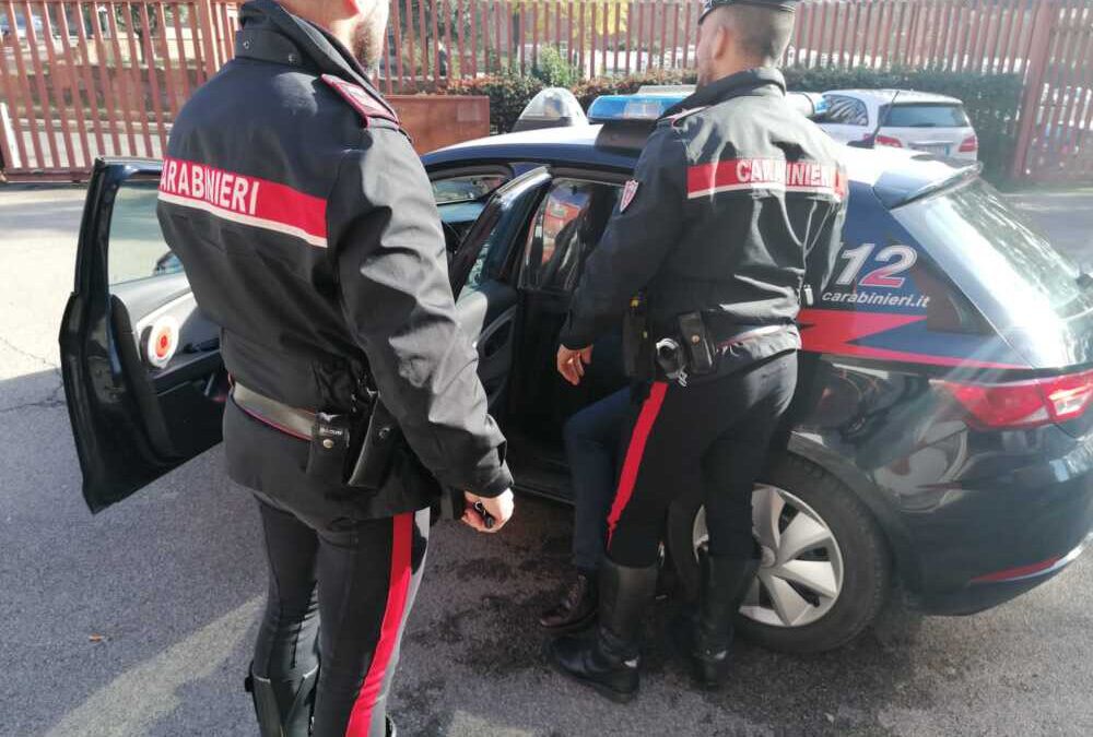 Lite in un market, quando arrivano i Carabinieri il titolare accoltella uno di loro: arrestato bengalese