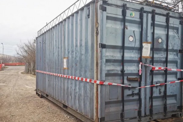 Palma Campania, sorpresi a scaricare un container contenente pneumatici: due nei guai (VIDEO)