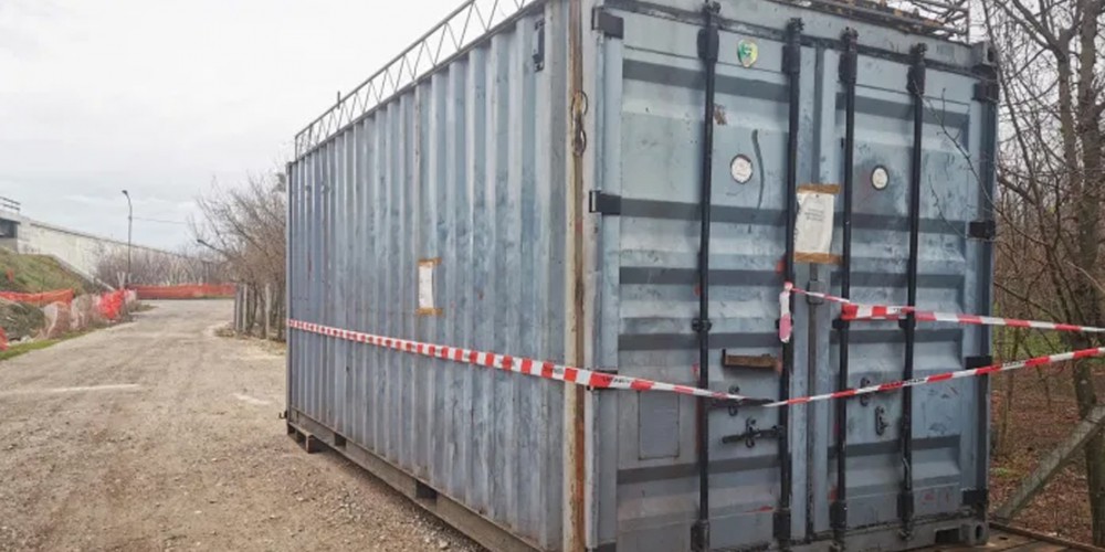 Palma Campania, sorpresi a scaricare un container contenente pneumatici: due nei guai (VIDEO)