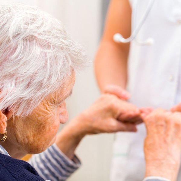 Quando la burocrazia diventa abbandono: la dignità negata agli anziani nel post-operatorio