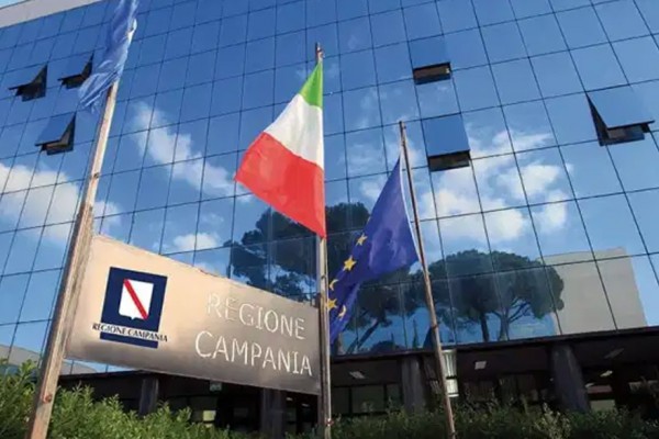 Campania, De Luca disciplina il ritorno a scuola delle Elementari e una nuova autocertificazione