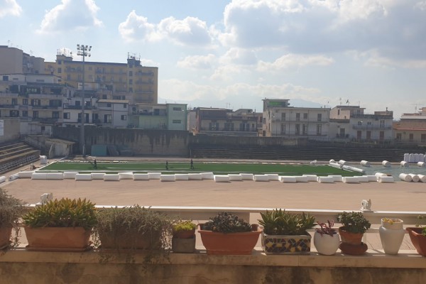 Spunta il primo 'verde' allo stadio Comunale di Palma Campania: partita la messa in posa dell'erba sintetica