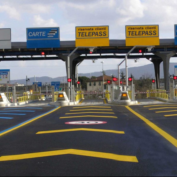 Truffa ai caselli autostradali: due extracomunitari finiscono in carcere