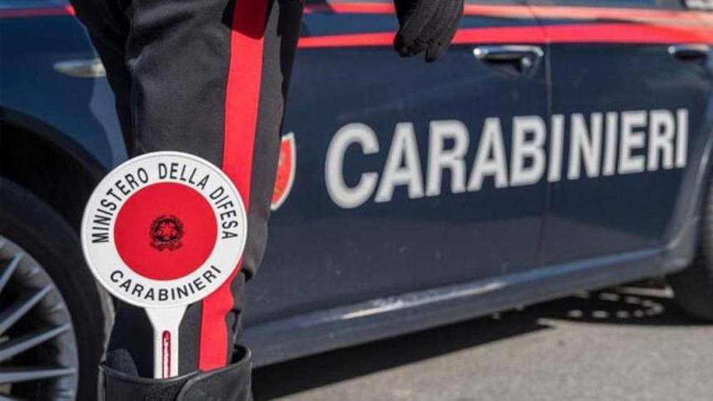 Carabinieri salvano un'anziana intrappolata in casa durante un incendio. Militare si lancia nelle fiamme dopo essersi cosparso corpo e uniforme d'acqua.