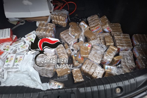Ventisette chili di hashish nel portabagagli, 42enne arrestato dai Carabinieri